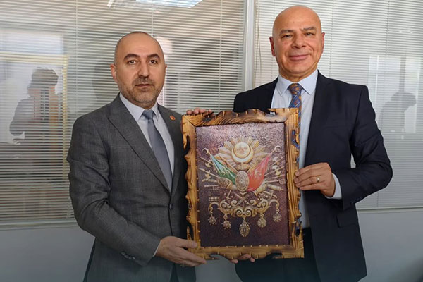 İçişleri Bakanlığı Hukuk Müşaviri Ayhan Özkan kurumumuza plaket takdim etmiştir